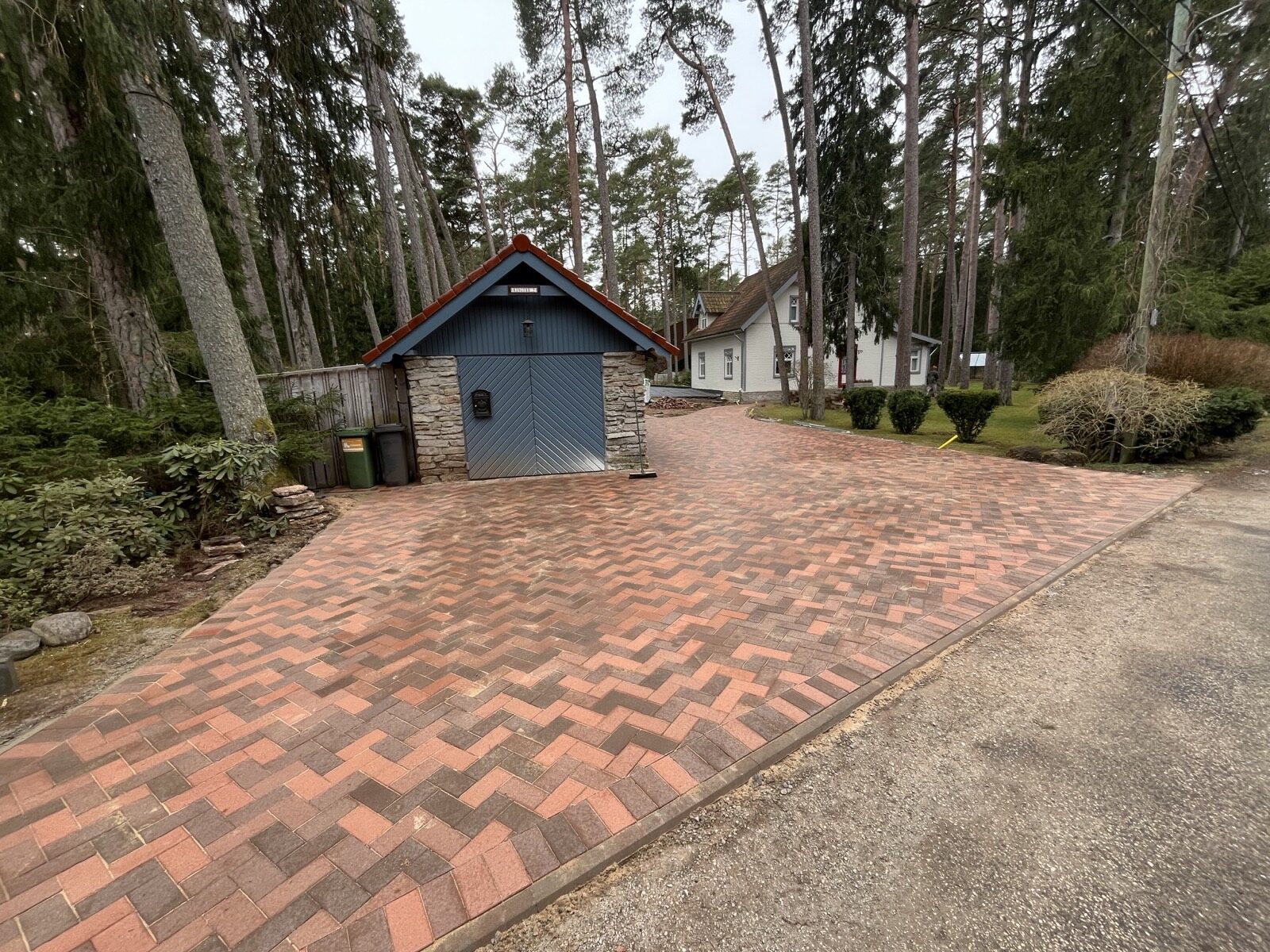 Klinkerkivi sissesõidutee kalasabas